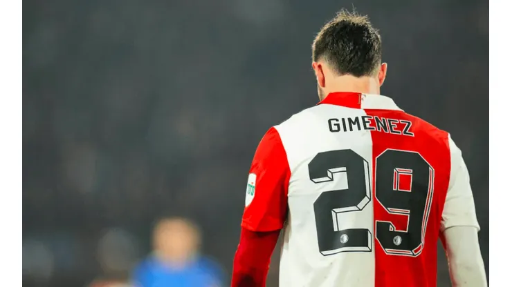 El jersey de Santiago Giménez podría ser muy valioso para damnificados de Turquía.
