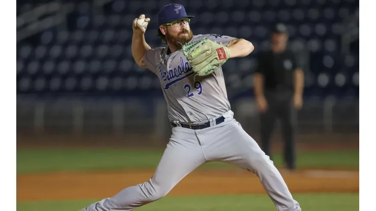 Matt Pobereyko como pitcher de los Blue Wahoos de Pensacola.
