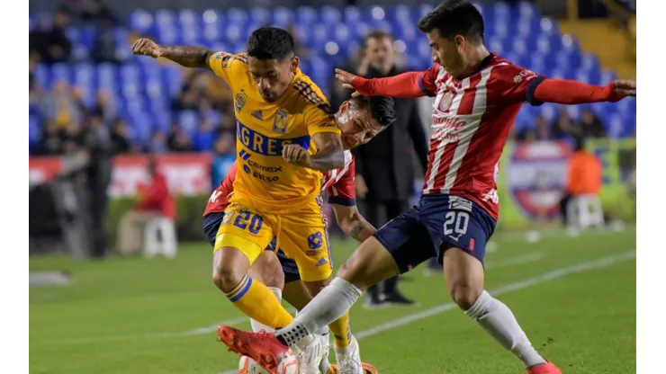 Javier Aquino, de Tigres, contra Fernando Beltrán, de Chivas.
