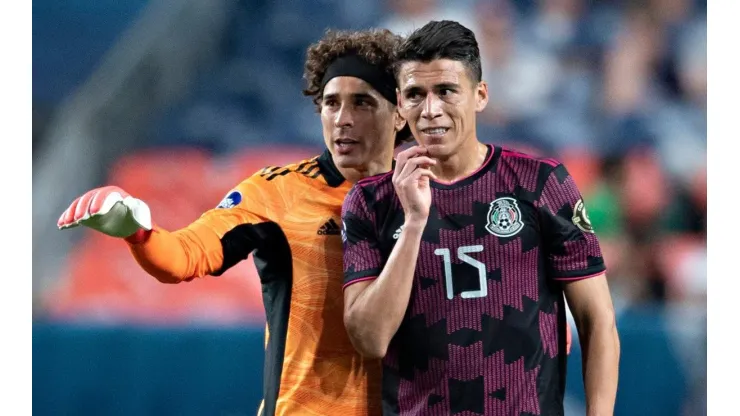 Guillermo Ochoa y Héctor Moreno en selección mexicana en 2021.
