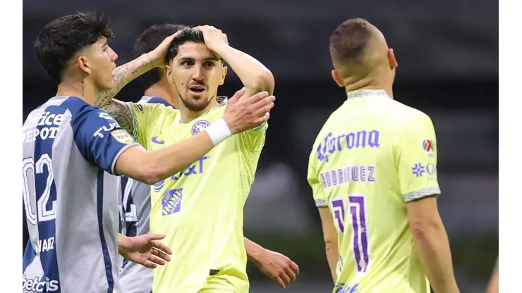 Víctor Valdés y Jonathan Rodríguez no dan crédito a la derrota ante Pachuca.
