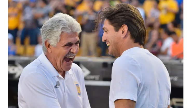 Ricardo Ferretti, en aquel entonces entrenador de Tigres, saludando a Bruno Marioni, de Pumas.
