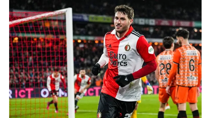 Santi Giménez convirtió otro golazo con el Feyenoord
