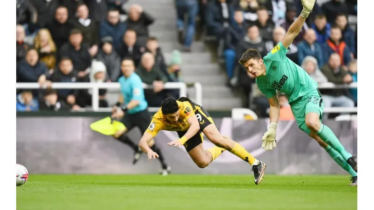 Raúl Jiménez reclamó un penal que no le dieron y los Wolves cayeron en su visita a Newcastle