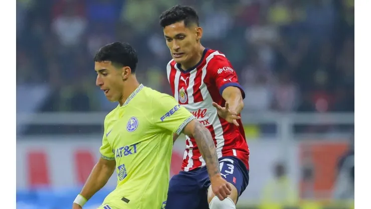 Chivas de Guadalajara y América se enfrentan en un nuevo Clásico Nacional.
