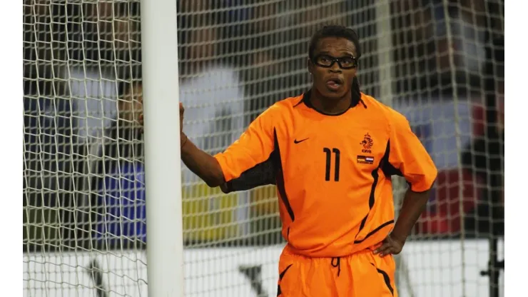 Edgar Davids of Holland standing by the post waiting for a corner
