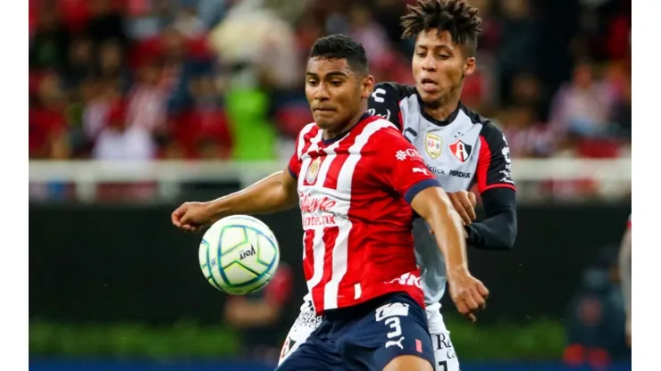 Gilberto Sepúlveda, de Chivas, contra Ozziel Herrera, de Atlas.
