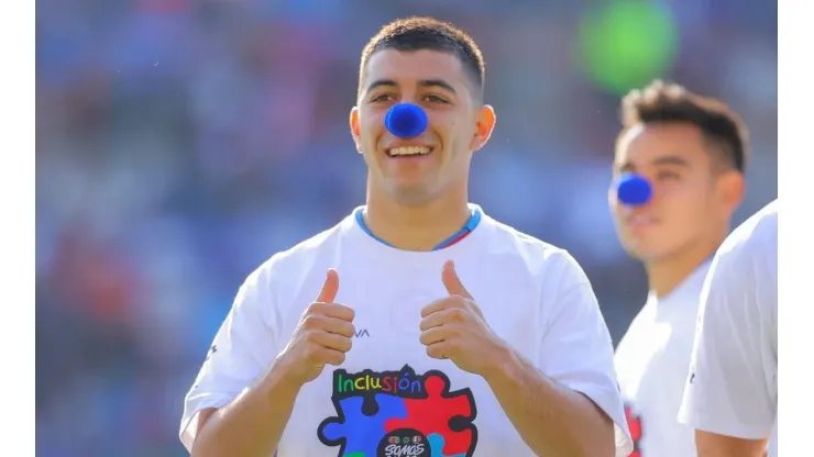 Erik Lira de Cruz Azul con la nariz azul para concientizar por el autismo.
