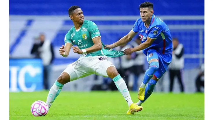 Yairo Moreno, del León, y Uriel Antuna, del Cruz Azul.
