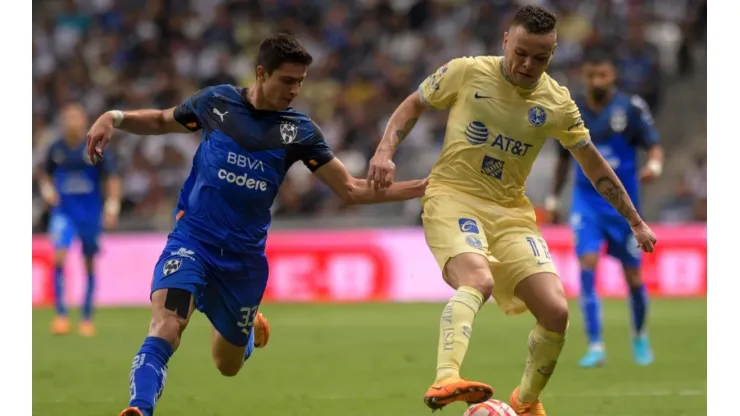 Stefan Medina, del Monterrey, y Jonathan Rodríguez, del América.
