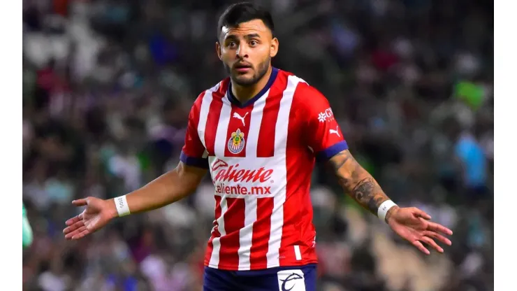 Así fue el pelotazo de Alexis Vega a un aficionado en Chivas vs. León
