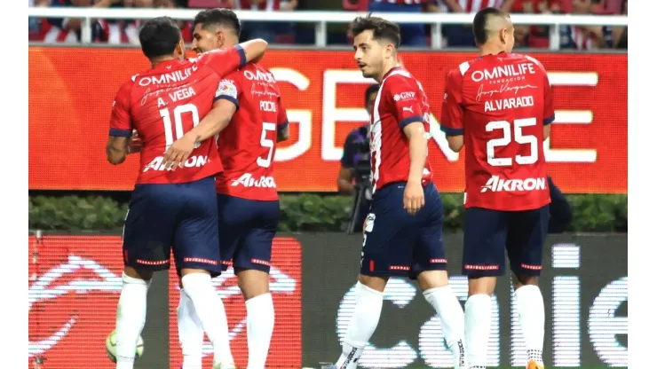 ¡Alerta! Pieza clave de Chivas podría no estar en la Liguilla por COVID19.
