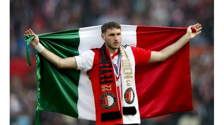 ROTTERDAM - Santiago Gimenez of Feyenoord with the Mexican flag during the Dutch premier league match between Feyenoord
