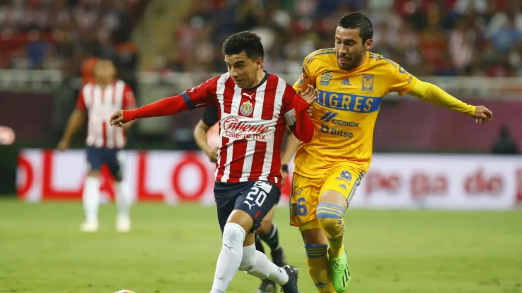 ZAPOPAN, MEXICO - SEPTEMBER 13:  Fernando Beltran of Chivas fights for the ball with Juan Vigon of Tigres during the 9th round match between Chivas and Tigres UANL as part of the Torneo Apertura 2022 Liga MX at Akron Stadium on September 13, 2022 in Zapopan, Mexico. (Photo by Refugio Ruiz/Getty Images)
