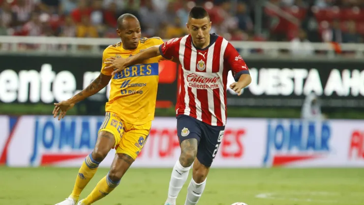 ZAPOPAN, MEXICO - SEPTEMBER 13:  Roberto Alvarado of Chivas fights for the ball with Luis Quiñones of Tigres during the 9th round match between Chivas and Tigres UANL as part of the Torneo Apertura 2022 Liga MX at Akron Stadium on September 13, 2022 in Zapopan, Mexico. (Photo by Refugio Ruiz/Getty Images)
