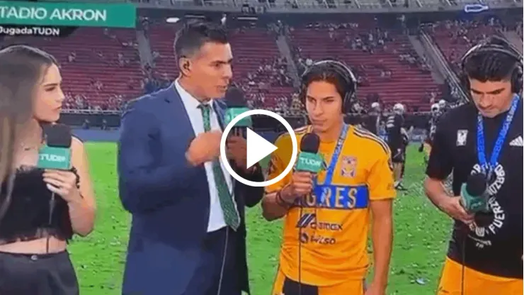 Polémico momento entre Oswaldo Sánchez y Diego Lainez.
