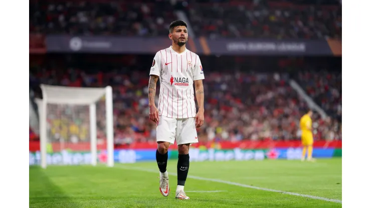 Tecatito Corona y la última presentación del Sevilla.
