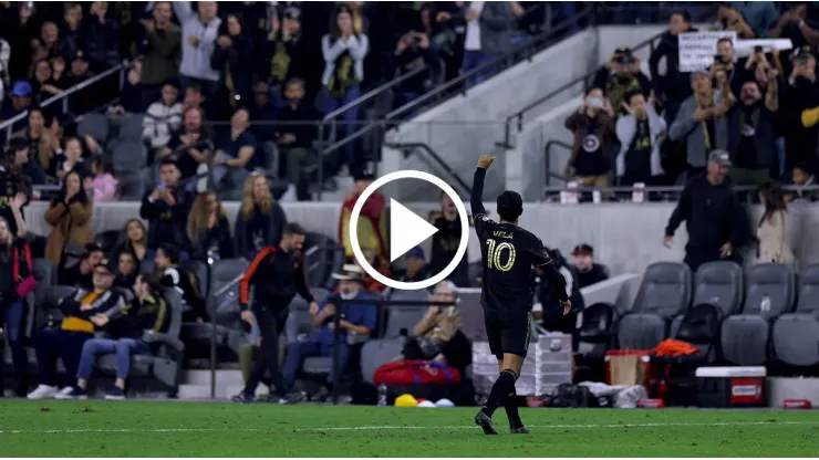 Carlos Vela y una lluvia de aplausos de la afición de LAFC.
