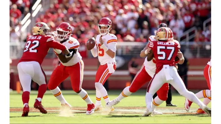 Kansas City Chiefs y San Francisco 49ers disputan el Super Bowl.
