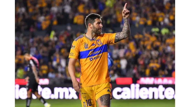 Tenso cruce entre André-Pierre Gignac y Miguel Fuentes
