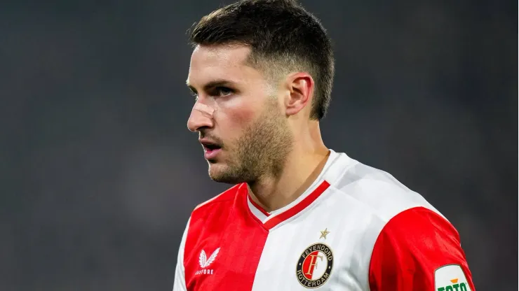 ¿Da el salto? La decisión que tomó Feyenoord sobre el futuro de Santiago Giménez
