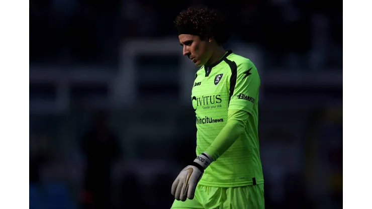 Salernitana mandó a la banca a Memo Ochoa
