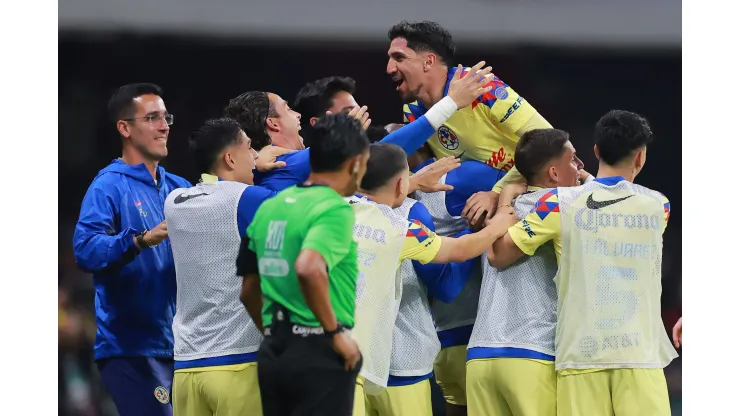 Diego Valdes celebra con sus compañeros de América..
