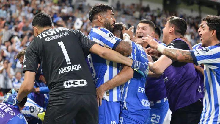 Los jugadores de Monterrey celebran una conquista,
