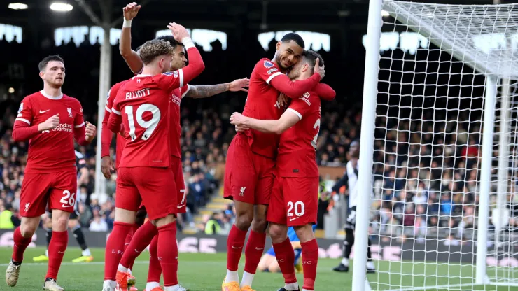 Los futbolistas de Liverpool celebran un gol.
