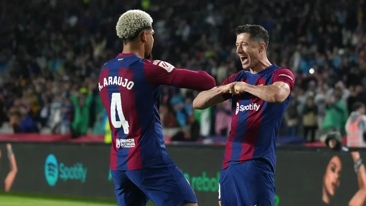 Lewandowski y Araujo celebran el gol de Barcelona.
