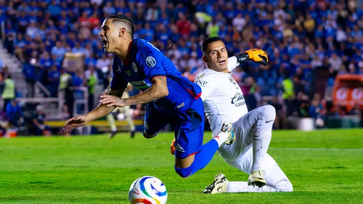 ¿Por qué Luis Malagón no recibió tarjeta en Cruz Azul vs. América? Revelan los audios del VAR
