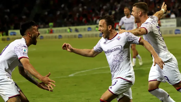 Arthur celebra el gol de Fiorentina junto a sus compañeros.
