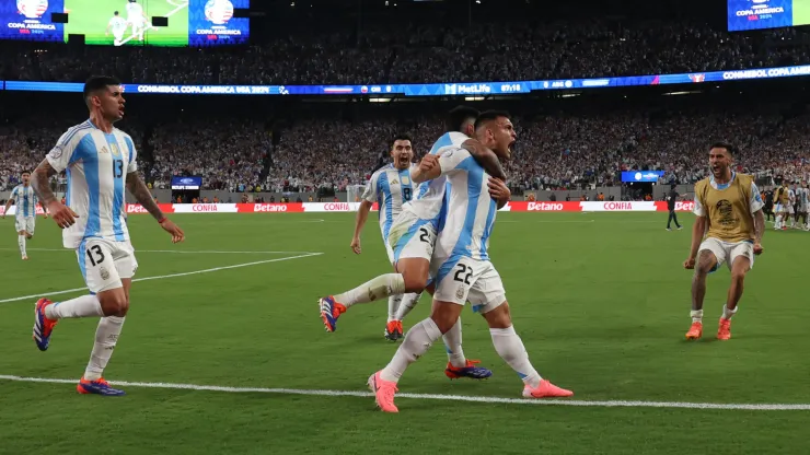 Los jugadores argentinos celebran el gol de Lautaro Martínez en el partido contra Chile.
