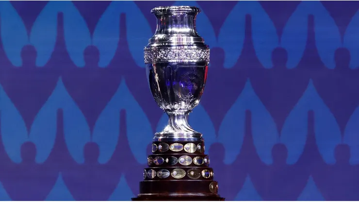 El trofeo de la Copa América 2024 espera por el ganador.
