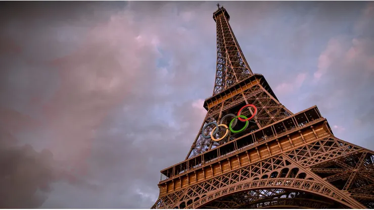La Torre Eiffel vestida para la ocasión: se vienen los JJ.OO.
