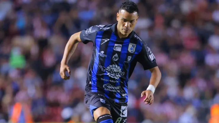 Pablo Barrera, de Querétaro, controla el balón.
