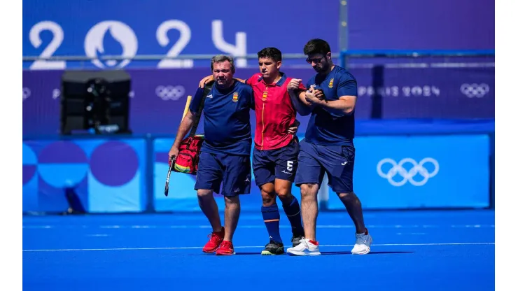 Jordi Bonastre, jugador de hockey de España, se retira lesionado del campo de juego. (Imago)
