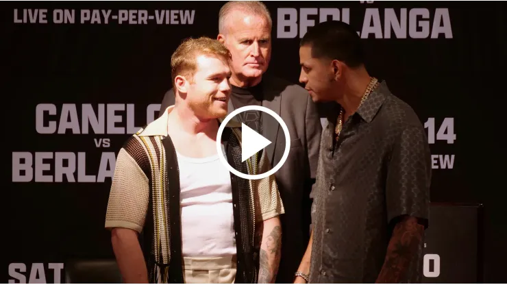 Canelo Álvarez no dudó en mofarse de Edgar Berlanga en la presentación de su pelea.
