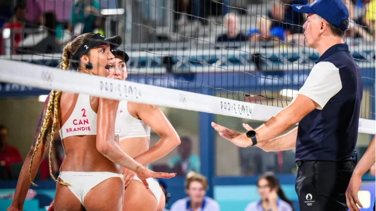 Brandie Wilkerson discute con la brasileña Ana Patrícia en la final del beach volley femenino.
