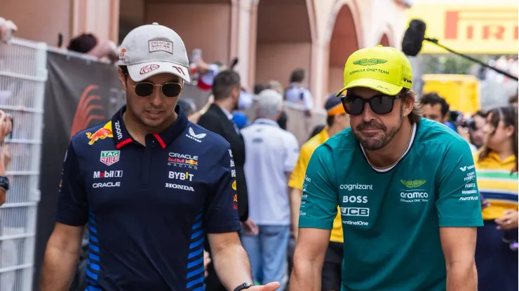 Checo Pérez dialoga con Fernando Alonso
