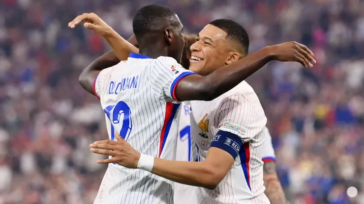 Kolo Muani y Mbappé festejan en Francia.
