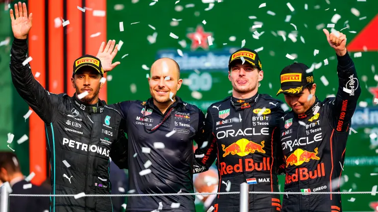 Lewis Hamilton, Max Verstappen y Checo Pérez en el podio
