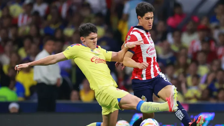 Israel Reyes y José Castillo, en el último clásico.
