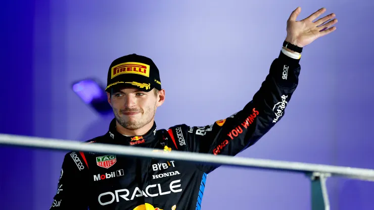 Max Verstappen saluda durante el Gran Premio de Singapur
