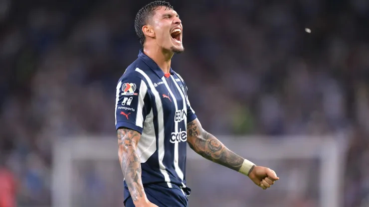 Brandon Vázquez celebra un gol de Rayados.
