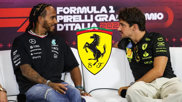 Lewis Hamilton dialoga con Charles Leclerc
