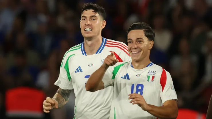 Raspadori celebra un gol de Italia.
