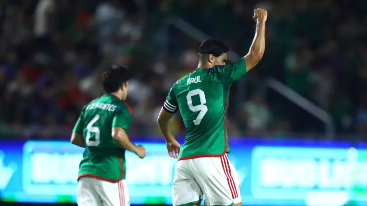 Raúl Jiménez celebra un gol de México.
