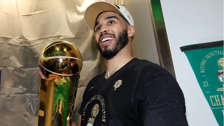 Jayson Tatum es el líder de los Boston Celtics que buscarán repetir el título de la NBA.
