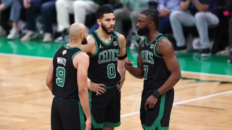 Derrick White, Jayson Tatum y Jaylen Brown
